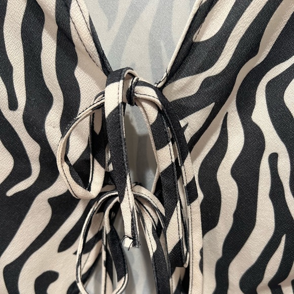 Double self tie zebra top. Belled sleeves - Picture 2 of 3